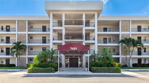 7461 W Country Club Dr N #206, Sarasota, FL 34243