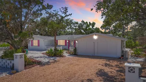 5572 Shadow Lawn Dr, Sarasota, FL 34242