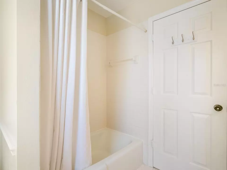 Bath - 3632 Beneva Oaks Blvd, Sarasota, FL 34238 photo 5 of 5