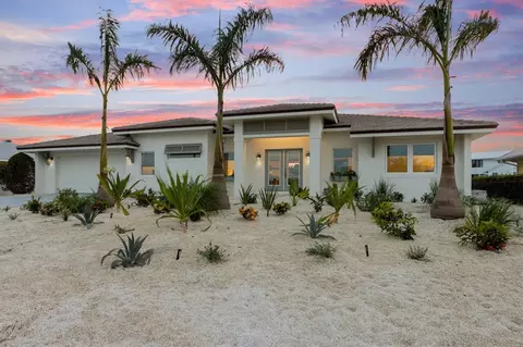 605 Ivanhoe Ln, Holmes Beach, FL 34217