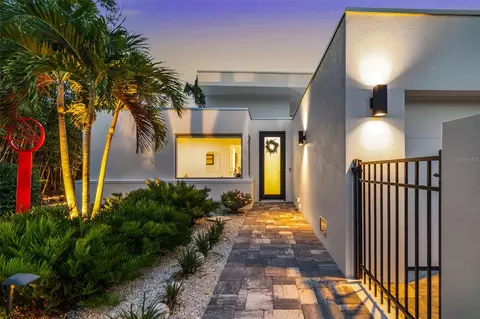 904 Virginia Dr, Sarasota, FL 34234