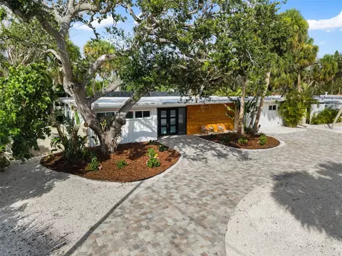 4879 Commonwealth Dr, Sarasota, FL 34242