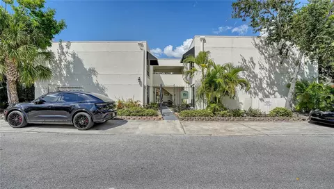 1542 Oak St #102, Sarasota, FL 34236