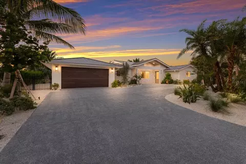 615 Concord Ln, Holmes Beach, FL 34217
