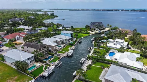 7760 Holiday Dr, Sarasota, FL 34231