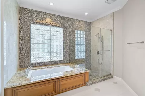 Bath - 852 Macewen Dr, Osprey, FL 34229 photo 4 of 7