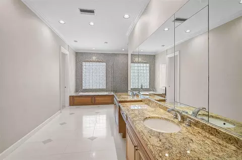Bath - 852 Macewen Dr, Osprey, FL 34229 photo 2 of 7