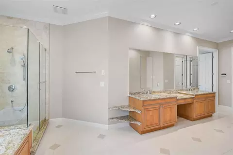 Bath - 852 Macewen Dr, Osprey, FL 34229 photo 3 of 7