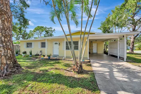 4047 Berkshire Dr, Sarasota, FL 34241