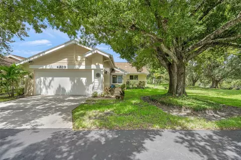 4239 Carriage Dr #36, Sarasota, FL 34241