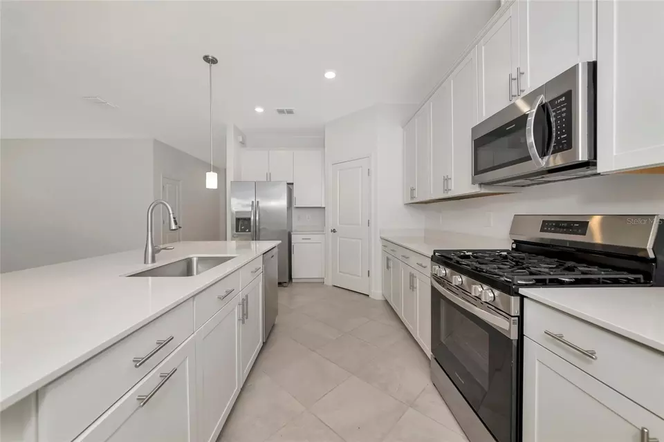 Kitchen - 15114 Misty Water Xing, Bradenton, FL 34211 photo 2 of 3