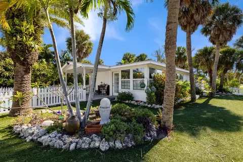 5801 Imperiore Ave, Holmes Beach, FL 34217