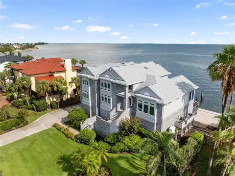 709 Key Royale Dr, Holmes Beach, FL 34217