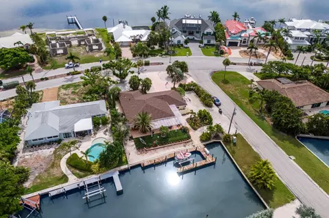 646 Key Royale Dr, Holmes Beach, FL 34217
