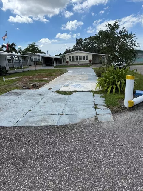 208 Tankey Dr, Palmetto, FL 34221