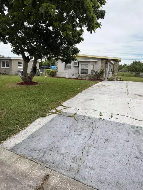 817 29th St E, Bradenton, FL 34208