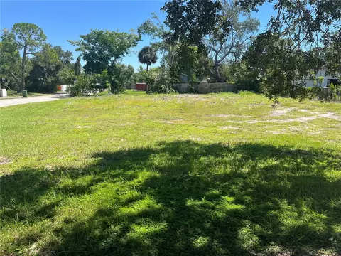 2414 Pelican Dr, Sarasota, FL 34237