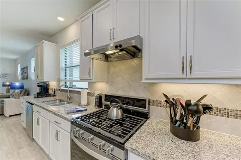 Kitchen - 7572 Viola Loop, Bradenton, FL 34202 photo 6 of 8