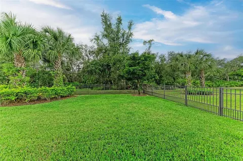 Exterior - 7572 Viola Loop, Bradenton, FL 34202 photo 7 of 9