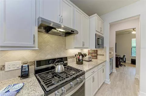 Kitchen - 7572 Viola Loop, Bradenton, FL 34202 photo 5 of 8