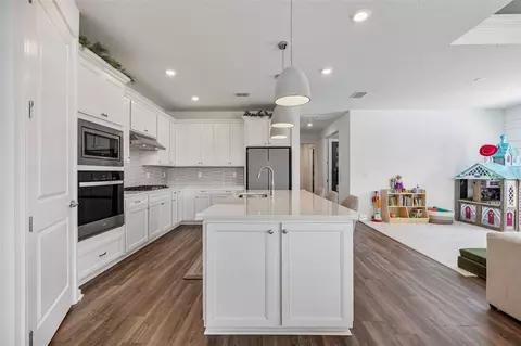 Kitchen - 11237 Rolling Fork Trl, Parrish, FL 34219 photo 3 of 4