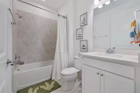Bath - 11237 Rolling Fork Trl, Parrish, FL 34219 photo 4 of 5
