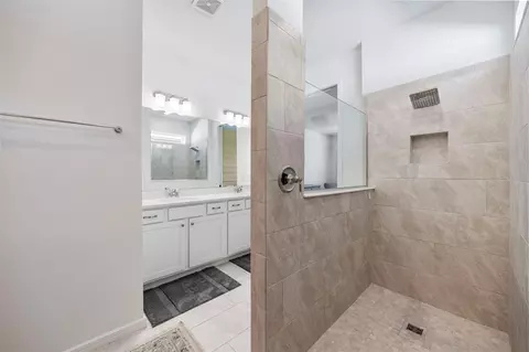 Bath - 11237 Rolling Fork Trl, Parrish, FL 34219 photo 3 of 5