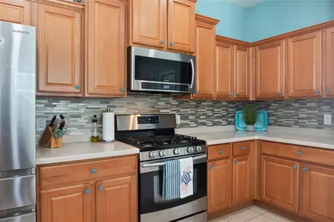 Kitchen - 8746 Stone Harbour Loop, Bradenton, FL 34212 photo 3 of 4
