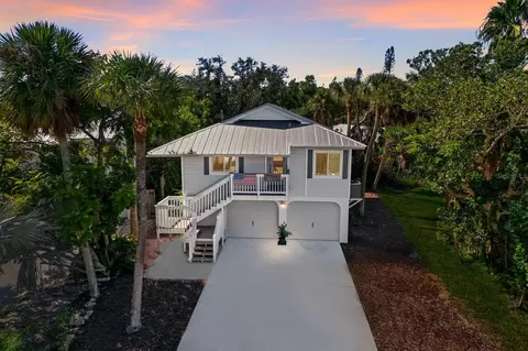 221 Island Cir, Sarasota, FL 34242