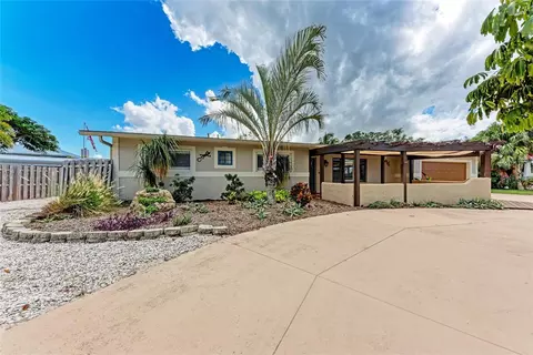 724 Hillcrest Dr, Bradenton, FL 34209
