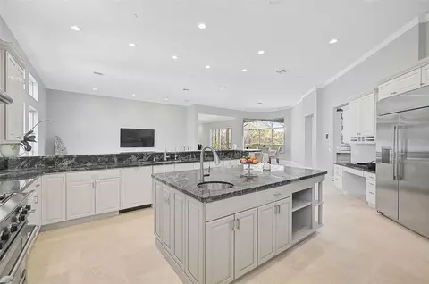Kitchen - 854 Macewen Dr, Osprey, FL 34229 photo 4 of 8