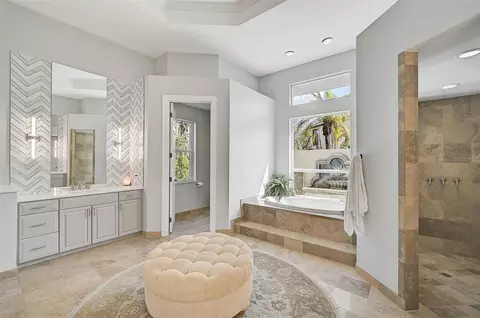 Bath - 854 Macewen Dr, Osprey, FL 34229 photo 4 of 10