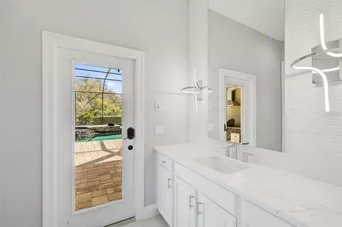 Bath - 854 Macewen Dr, Osprey, FL 34229 photo 6 of 10
