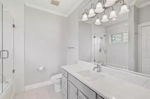 Bath - 854 Macewen Dr, Osprey, FL 34229 photo 8 of 10