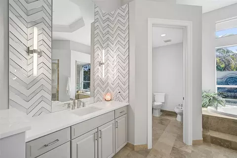 Bath - 854 Macewen Dr, Osprey, FL 34229 photo 2 of 10