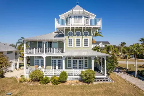 31 Island Ct, Terra Ceia, FL 34250