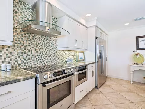 Kitchen - 18 N Casey Key Rd, Osprey, FL 34229 photo 3 of 4