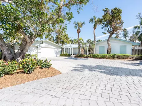 Exterior - 18 N Casey Key Rd, Osprey, FL 34229 photo 3 of 18