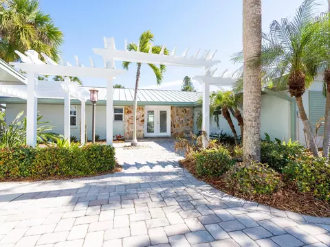 Exterior - 18 N Casey Key Rd, Osprey, FL 34229 photo 2 of 18