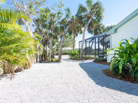 Exterior - 18 N Casey Key Rd, Osprey, FL 34229 photo 9 of 18