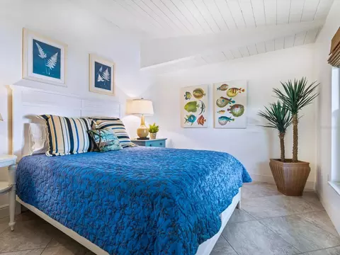 Bedroom - 18 N Casey Key Rd, Osprey, FL 34229 photo 3 of 4