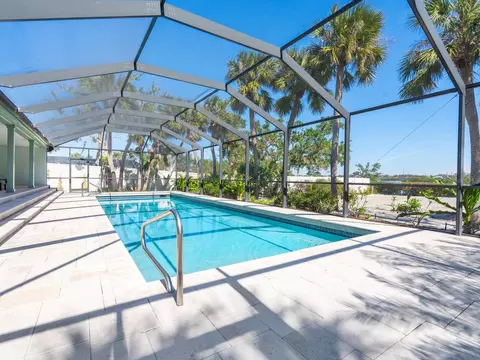 Exterior - 18 N Casey Key Rd, Osprey, FL 34229 photo 7 of 18