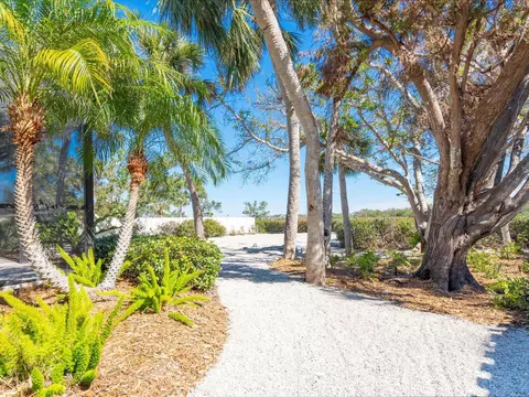 Exterior - 18 N Casey Key Rd, Osprey, FL 34229 photo 11 of 18