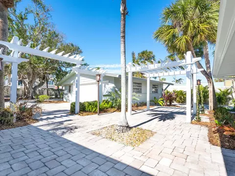Exterior - 18 N Casey Key Rd, Osprey, FL 34229 photo 1 of 18