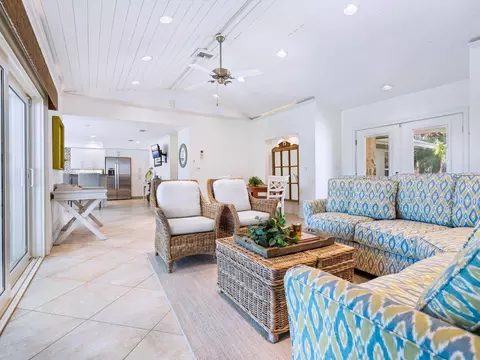 Living - 18 N Casey Key Rd, Osprey, FL 34229 photo 2 of 5