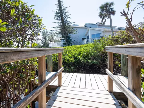 Exterior - 18 N Casey Key Rd, Osprey, FL 34229 photo 12 of 18