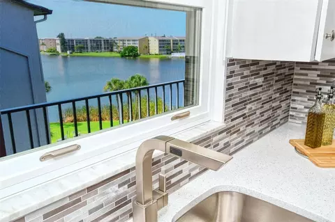 3272 Lake Bayshore Dr #515, Bradenton, FL 34205