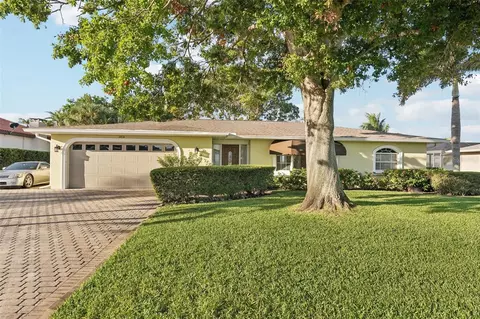 2816 Bay Dr, Bradenton, FL 34207