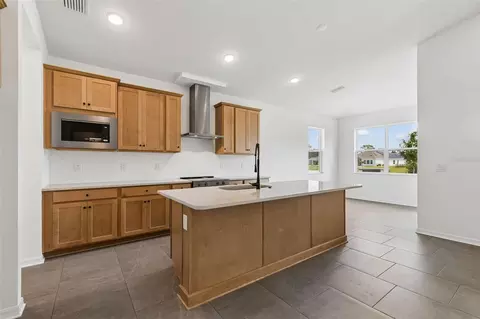 Kitchen - 11837 Moonsail Dr, Parrish, FL 34219 photo 6 of 7