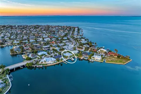 605 Key Royale Dr, Holmes Beach, FL 34217